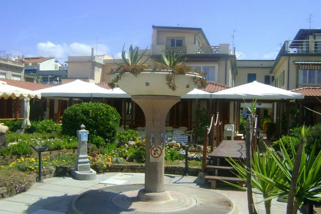 Hotel La Petite Maison Viareggio Exterior photo